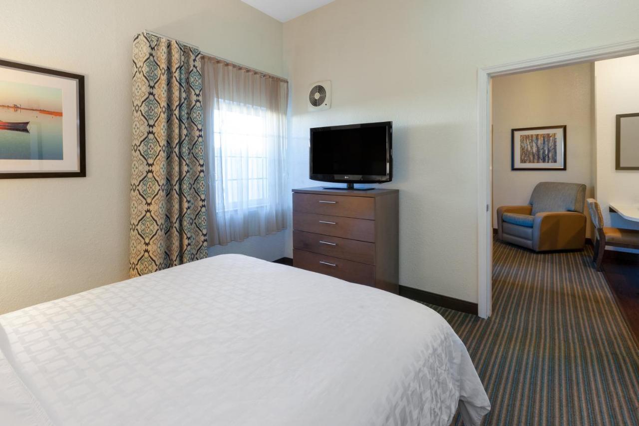 Candlewood Suites-West Springfield By Ihg Exterior photo