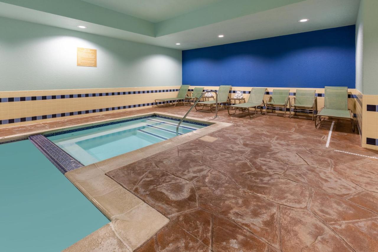 Candlewood Suites-West Springfield By Ihg Exterior photo