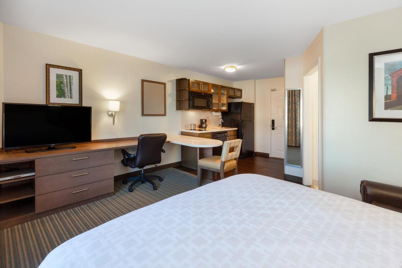 Candlewood Suites-West Springfield By Ihg Exterior photo