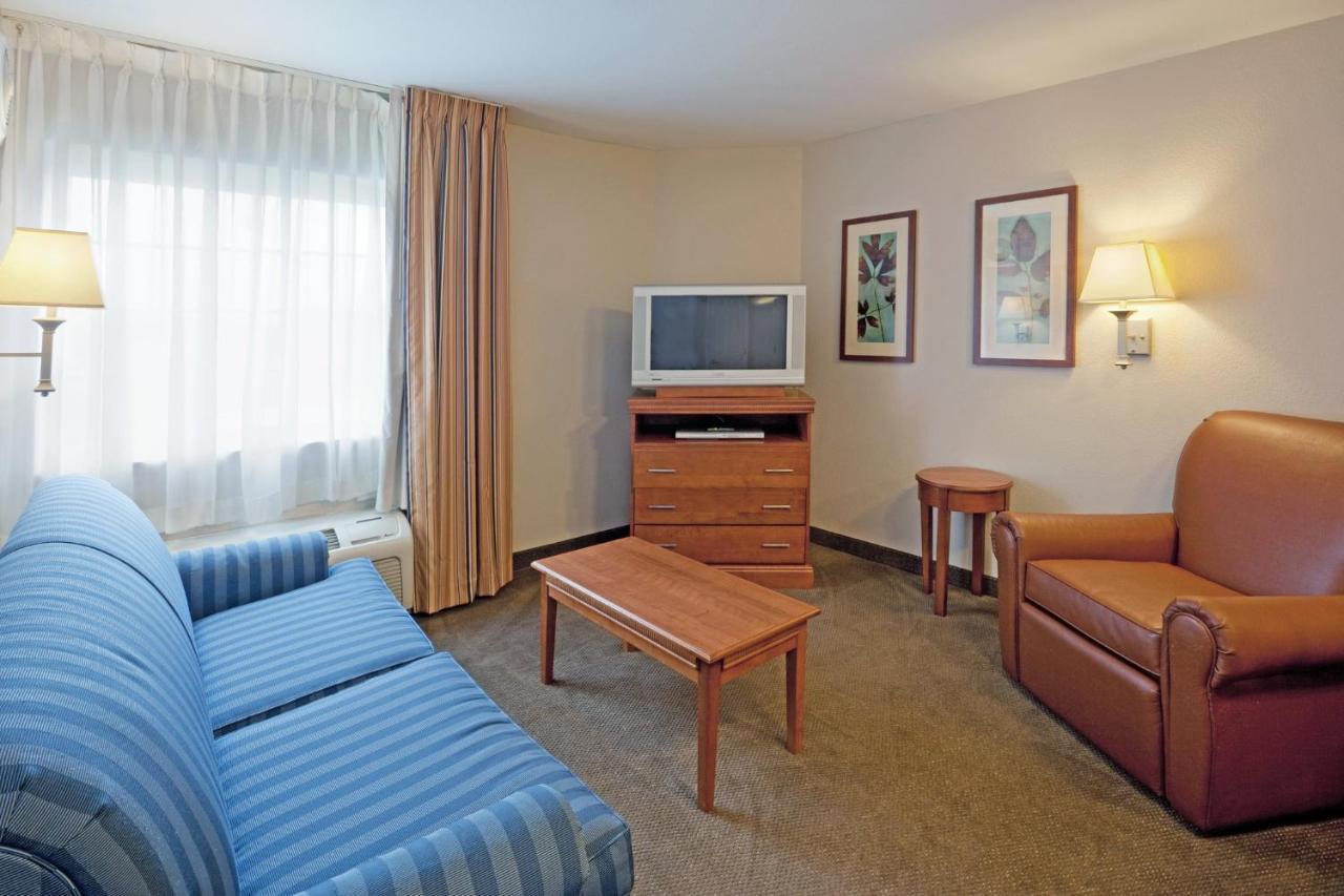 Candlewood Suites-West Springfield By Ihg Exterior photo